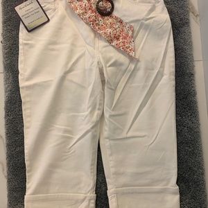 NWT Gloria Vanderbilt Capri size 14; white